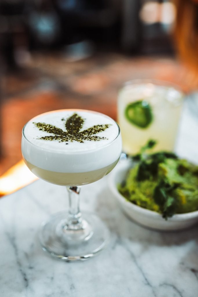 kieliszek do wina z żółtym płynem i ozobą marihuana CBD