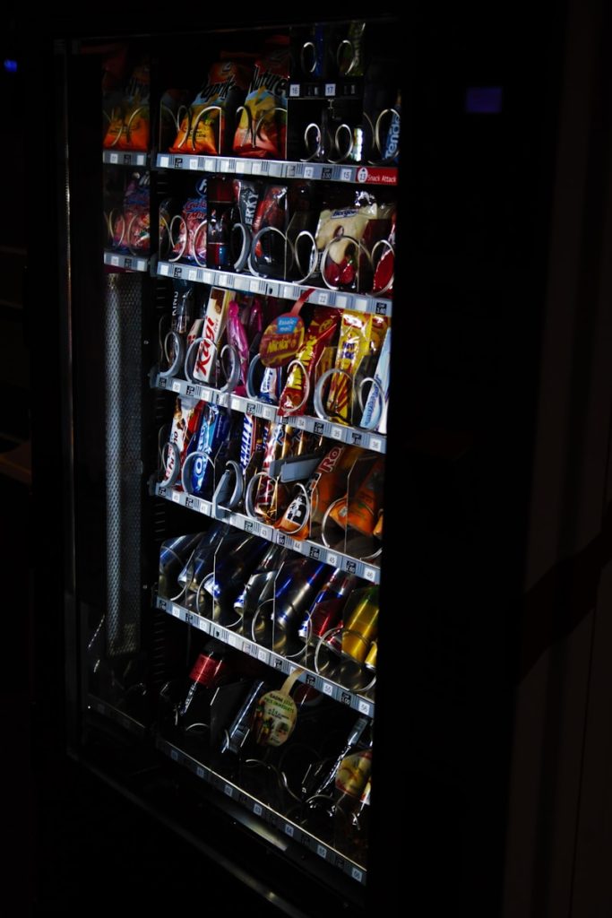automat z przysmakami i napojami