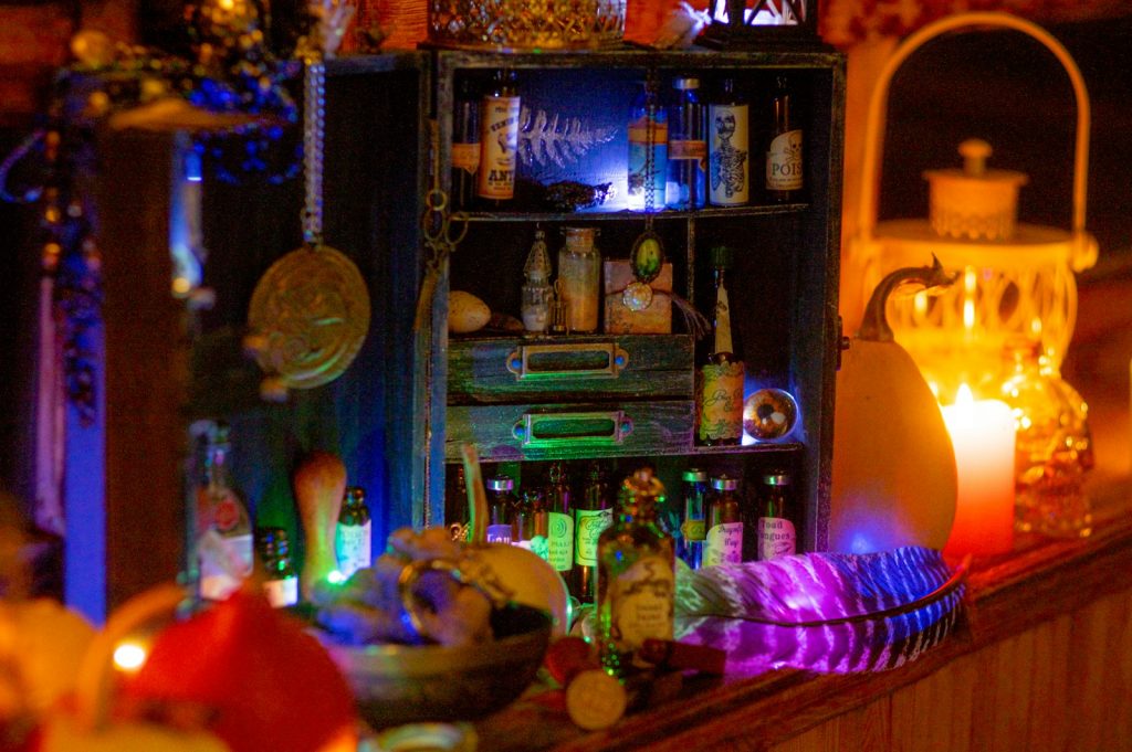 brązowy bar na nim różne kolorowe ozdoby