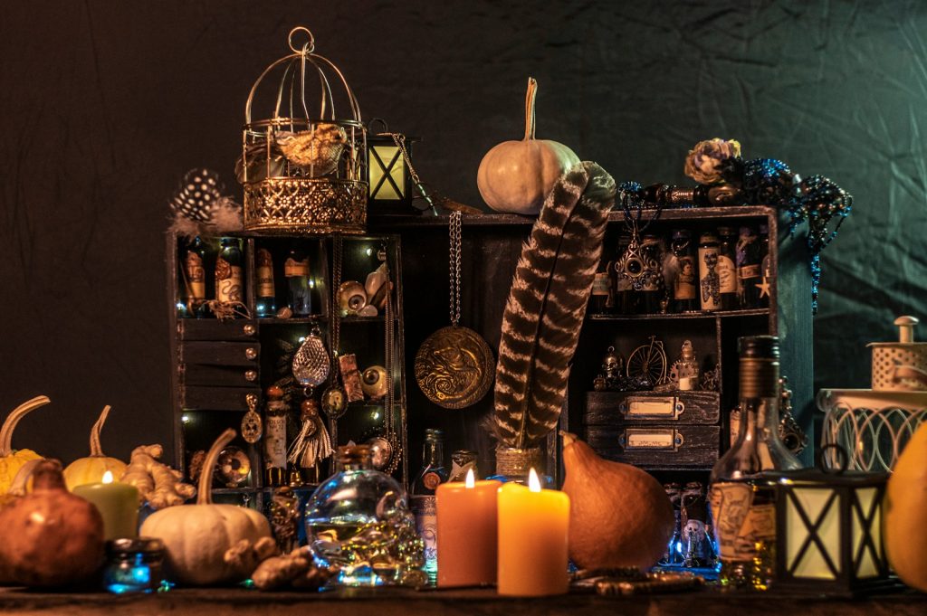 różne ozdoby oraz świeczki w stylu fantasy