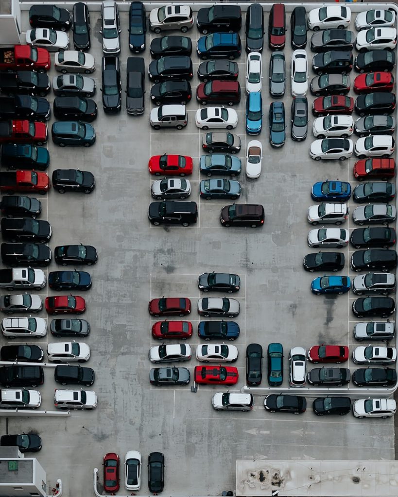 samochody na parkingu z lotu ptaka
